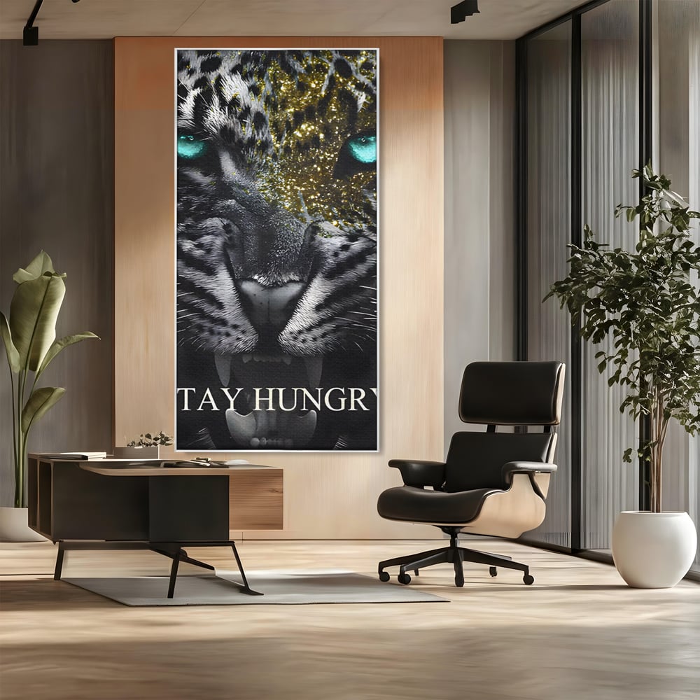 Tablou canvas cu tablou canvas cu leu fioros, in rama de aluminiu argintiu, pe perete intr-un birou